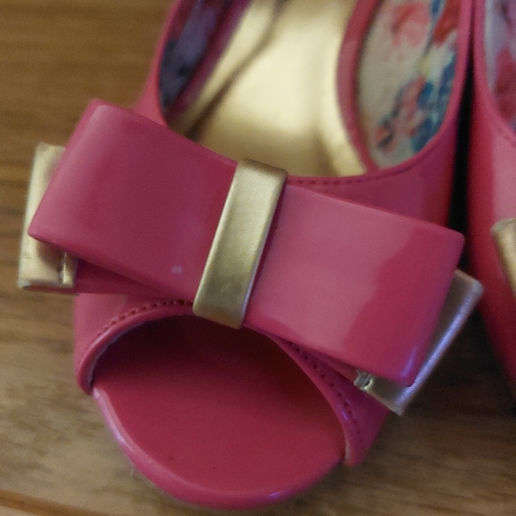 2/$15 Disney Liv and Maddie Open Toe Shoes Girls Size 12.5 - Picture 3 of 3